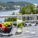 - Two Bedroom With Terrace And Sea View Apartman Molunat
