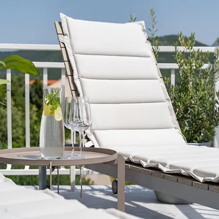 - Two Bedroom With Terrace And Sea View 公寓 莫鲁纳特