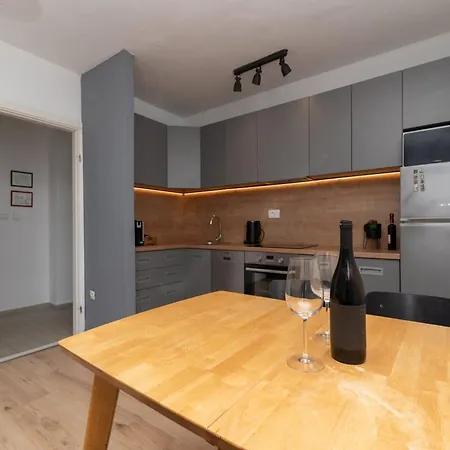 - Two Bedroom With Terrace And Sea View 莫鲁纳特