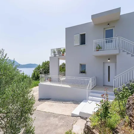 - Two Bedroom With Terrace And Sea View Apartman