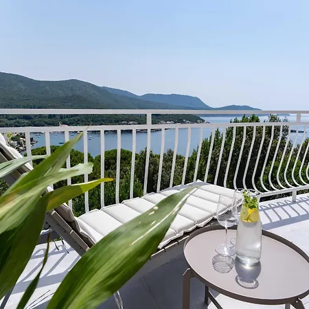Apartment - Two Bedroom With Balcony And Sea View *