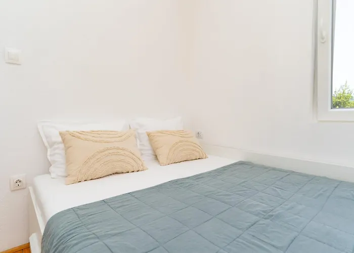 - Two Bedroom With Terrace And Sea View 아파트 몰루나트