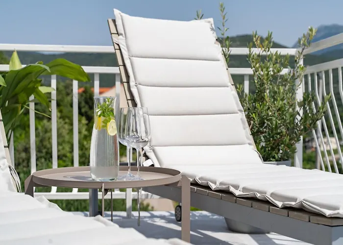 - Two Bedroom With Terrace And Sea View 아파트 몰루나트