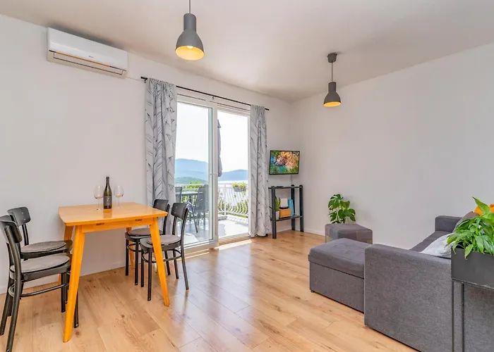 아파트 - Two Bedroom With Terrace And Sea View 몰루나트
