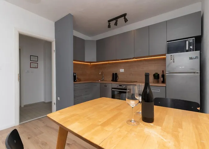 - Two Bedroom With Terrace And Sea View 몰루나트