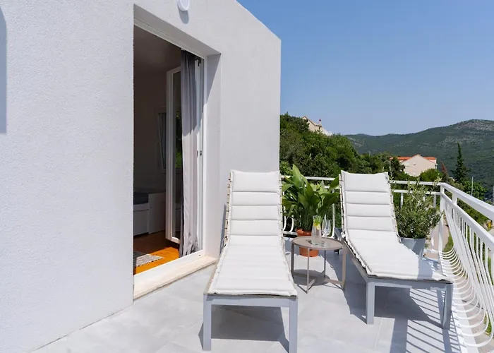 - Two Bedroom With Terrace And Sea View *