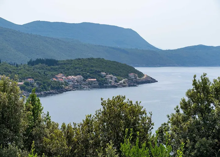 - Two Bedroom With Terrace And Sea View 몰루나트