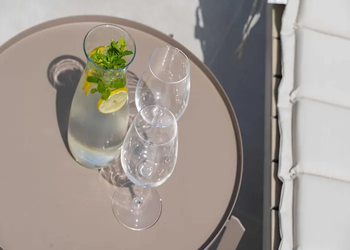 - Two Bedroom With Terrace And Sea View 몰루나트